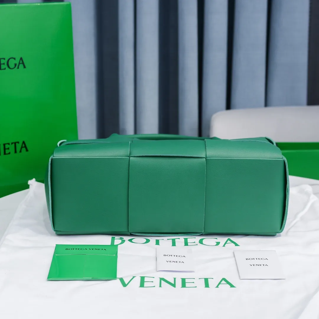 Batch 1860 BottegaVeneta# 🧷Early autumn SLIP tote handbag, the oversized woven design really makes it a huge gap from ordinary tote bags 🔗🔗The interior is matched with a leather system ⛓Daniel Lee leads the brand gene to continue to evolve with fresh inspiration🧬🧬 Showing the balance between luxury and reality👉Wild green Size: 36*24*12【9892#】